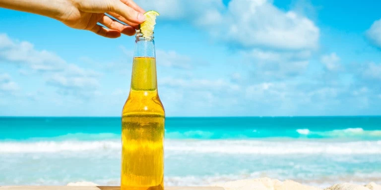Βάζετε λεμόνι στη μπύρα σας; Σταματήστε το αμέσως!